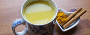 Agua con cúrcuma por la mañana: beneficios, receta y cómo tomarla correctamente