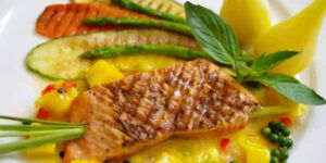 Lubina con salsa de mango: receta saludable, fácil y llena de sabor