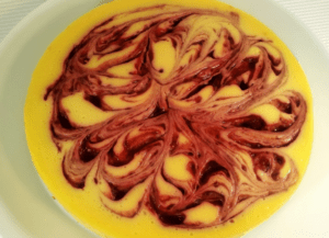Tarta de queso con chocolate blanco y frambuesas: receta cremosa paso a paso