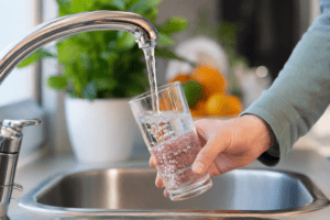 ¿Es peligroso beber agua del grifo? Riesgos y contaminantes