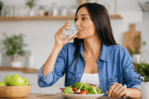 10 consejos para beber más agua cada día y mejorar tu hidratación de forma natural