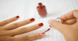 ¿Es tóxico el esmalte de uñas? Ingredientes que debes evitar y cómo elegir uno seguro