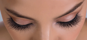 Cómo conseguir extensiones de pestañas con un aspecto natural y duradero