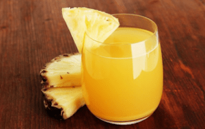 8 beneficios del jugo de piña para la salud y cómo prepararlo en casa