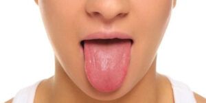 Cómo limpiar la lengua de forma natural y mantener una boca saludable