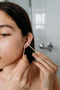 Cómo limpiar los oídos correctamente y por qué evitar los bastoncillos
