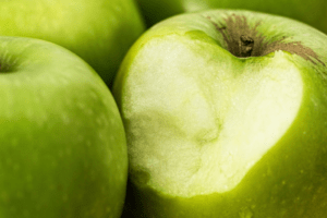 ¿Las manzanas ayudan a adelgazar? Beneficios, calorías y cómo comerlas para perder peso