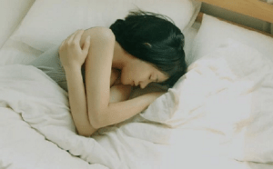 7 formas de reducir los ronquidos y dormir mejor de forma natural