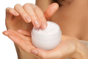 Cómo rejuvenecer las manos de forma natural: crema casera para hidratar, suavizar y eliminar manchas