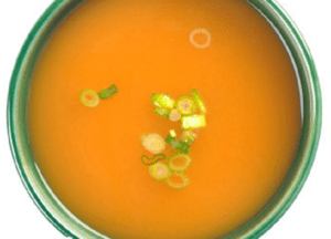 Sopa de zanahoria con naranja y jengibre: receta saludable, cremosa y fácil