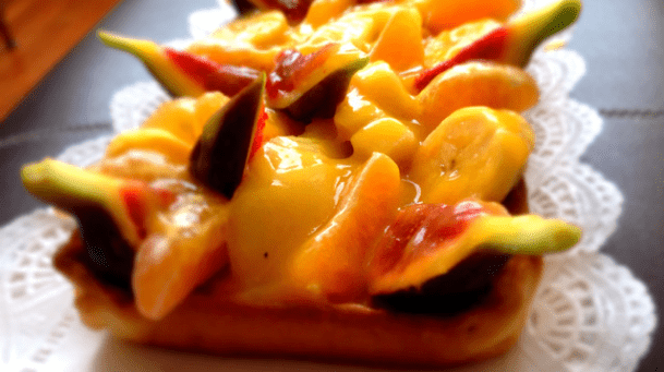 receta de tarta de frutas casera: postre colorido y delicioso con hojaldre y frutas frescas