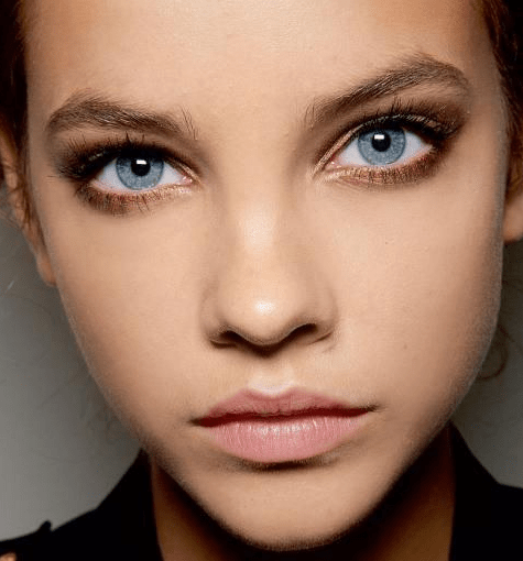 ojos ahumados para ojos azules tonos cálidos dorados